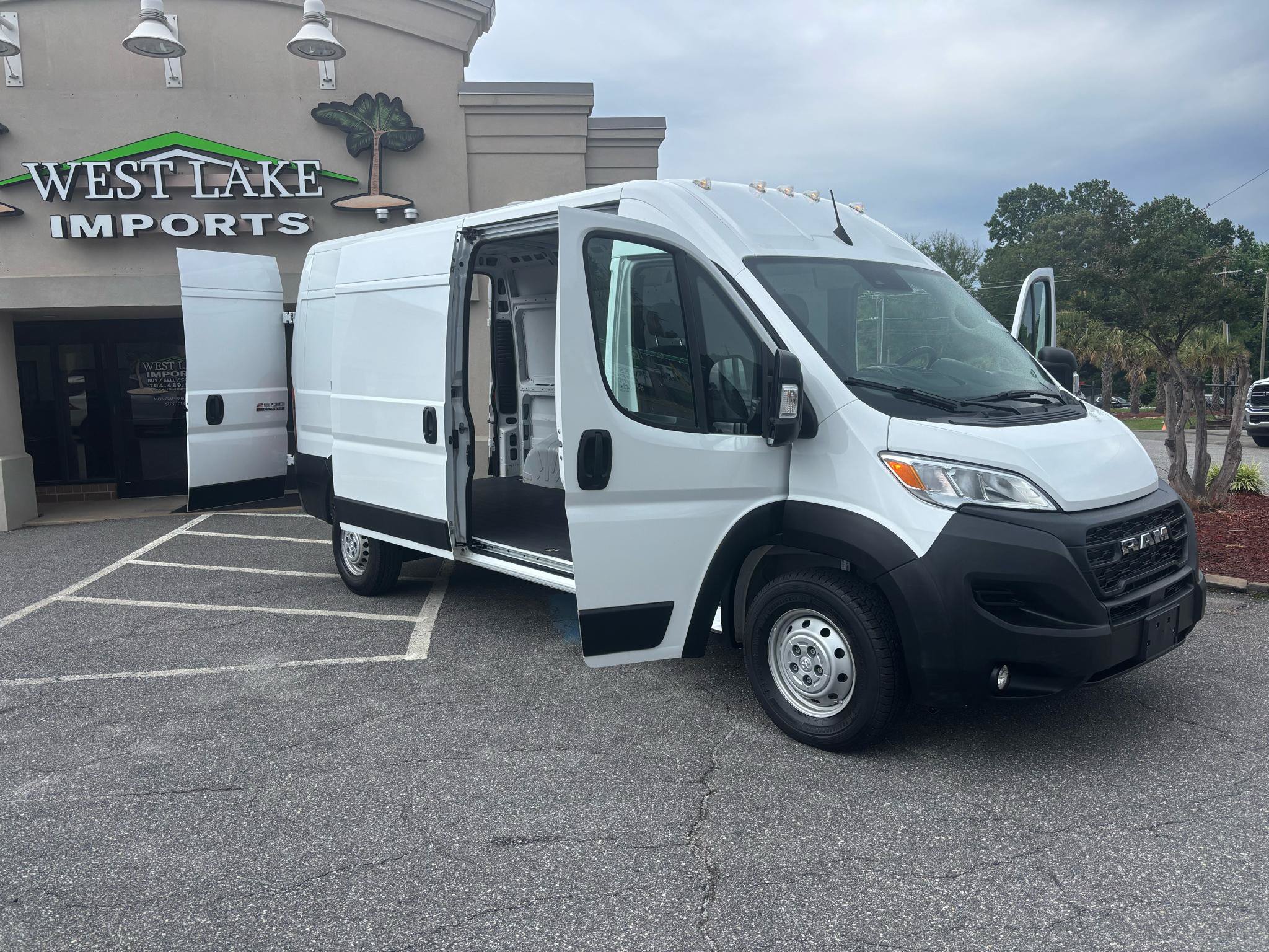 Used 2024 RAM ProMaster 2500 w/ Convenience Group FWD image 18