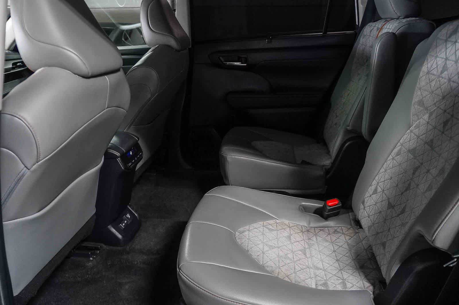 Used 2023 Toyota Highlander Bronze Edition FWD image 15