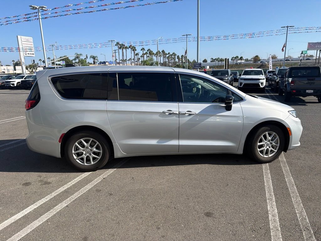 Used 2024 Chrysler Pacifica Touring-L FWD image 6