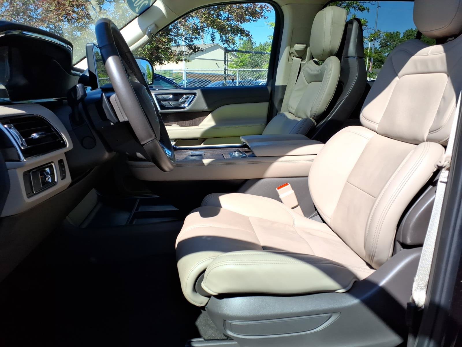 Certified 2024 Lincoln Navigator Reserve AWD/4WD image 15