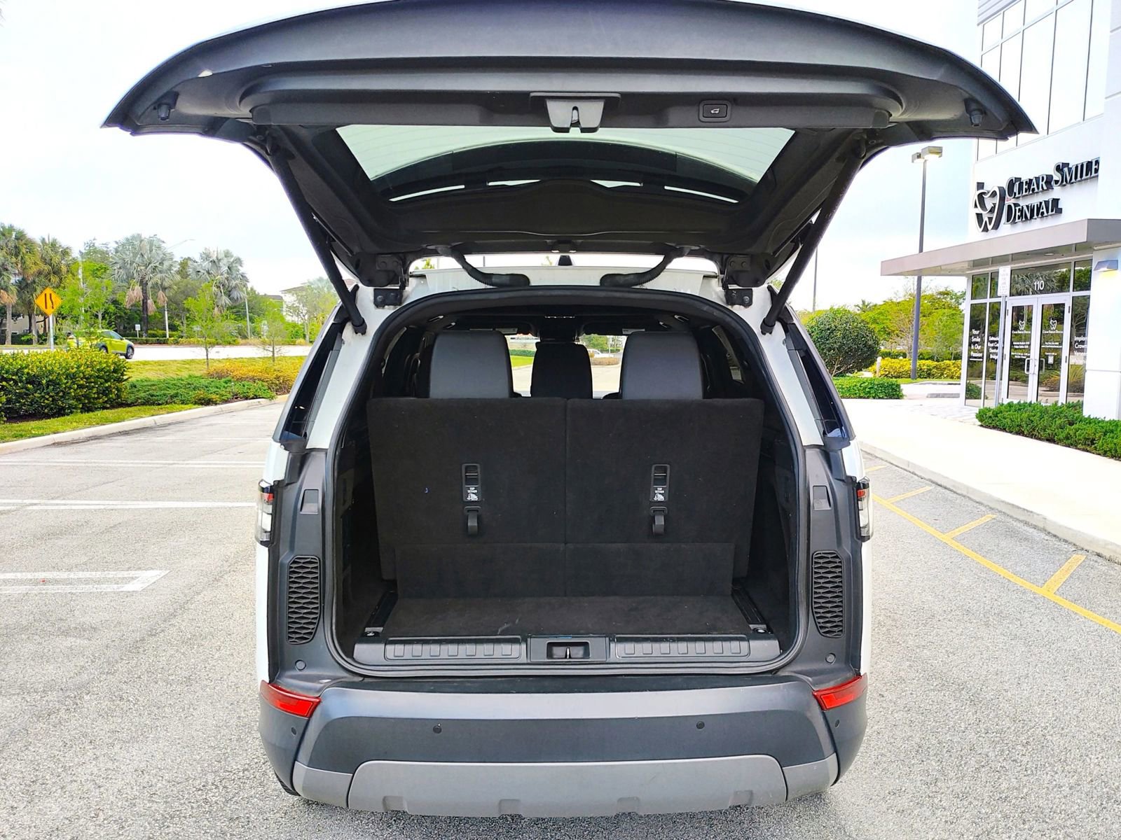 Used 2017 Land Rover Discovery SE image 22