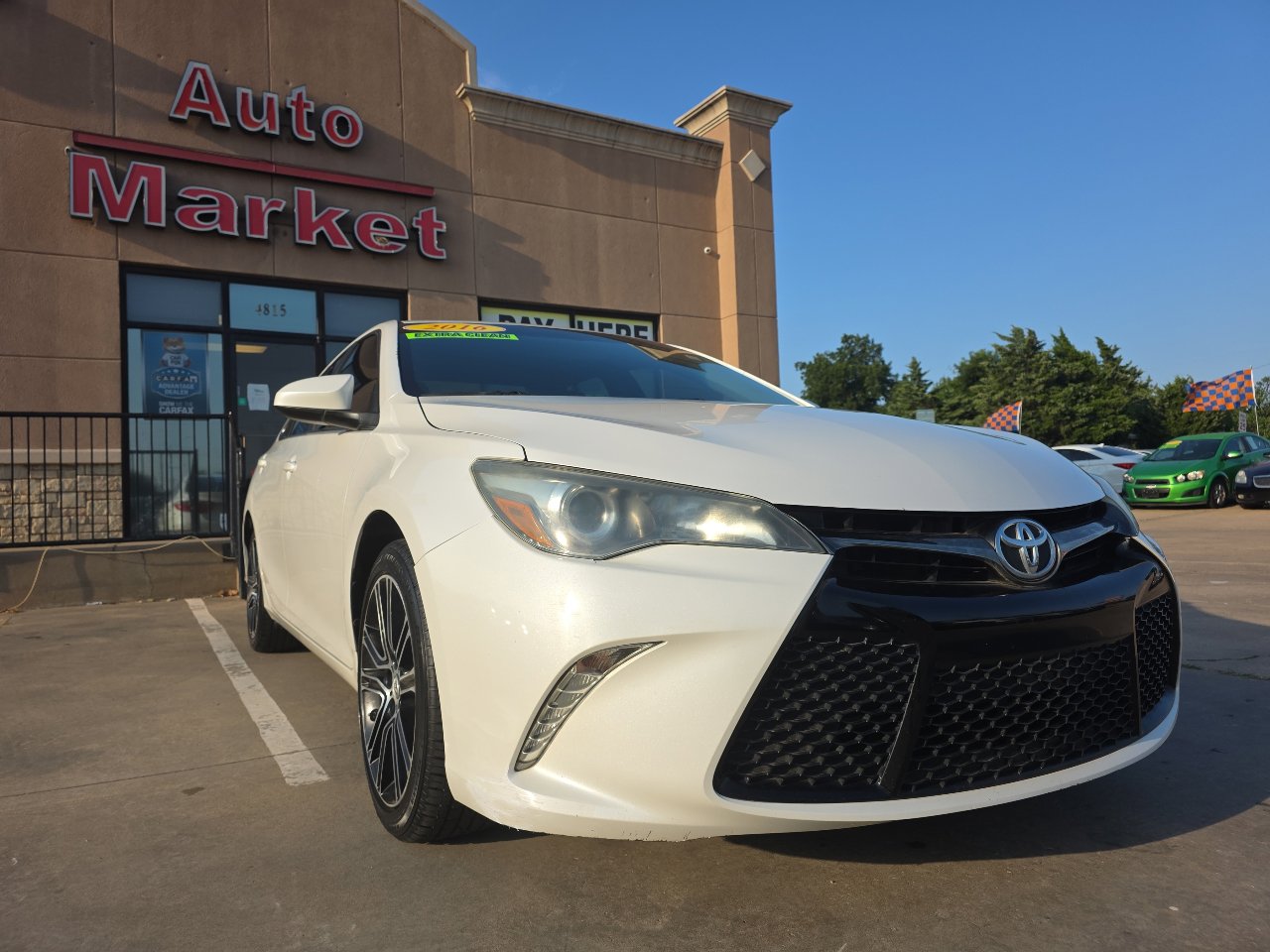 Used 2016 Toyota Camry SE image 3