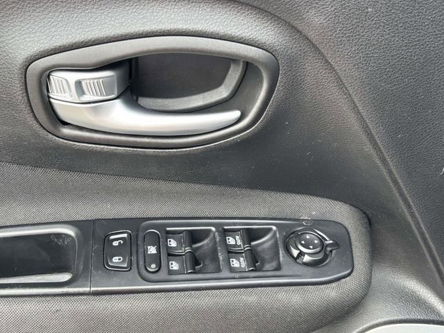 Used 2018 Jeep Renegade Latitude image 9