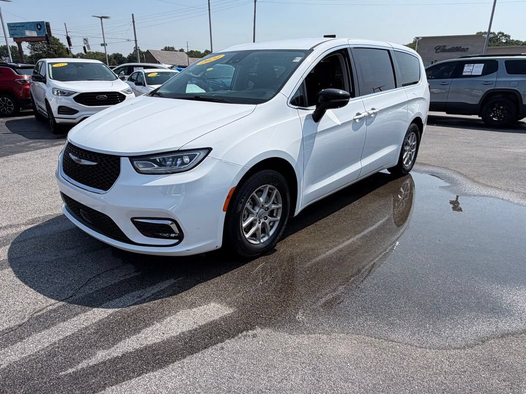 Used 2024 Chrysler Pacifica Touring-L FWD image 5