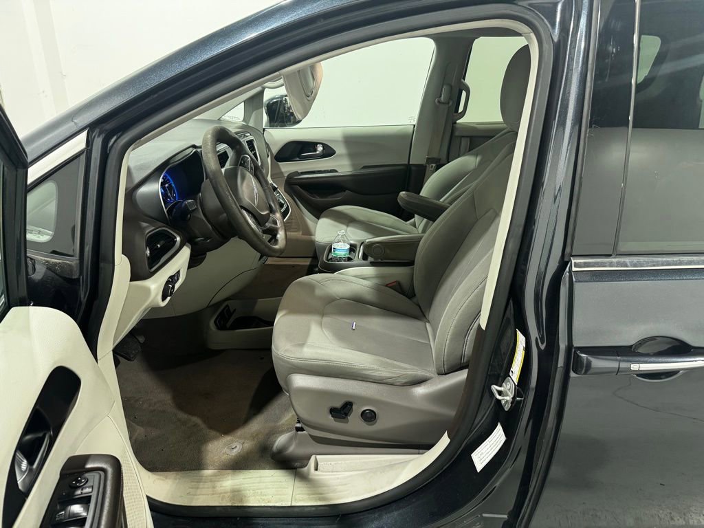 Used 2020 Chrysler Pacifica Touring w/ Advanced Safetytec Group image 10