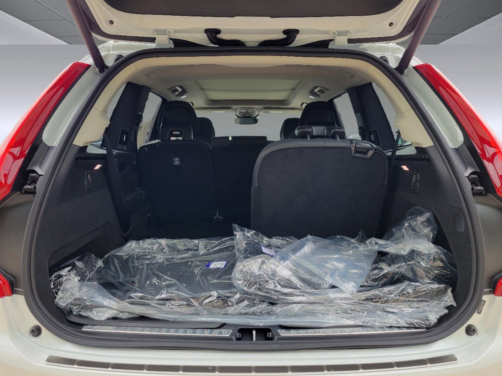 New 2024 Volvo XC90 T8 Plus w/ Protection Package Premier image 40