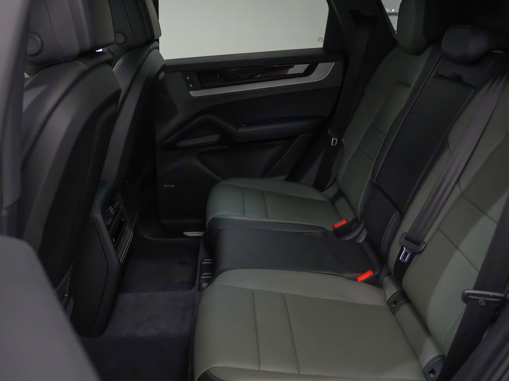 Used 2025 Porsche Cayenne E-Hybrid w/ Premium Package image 18