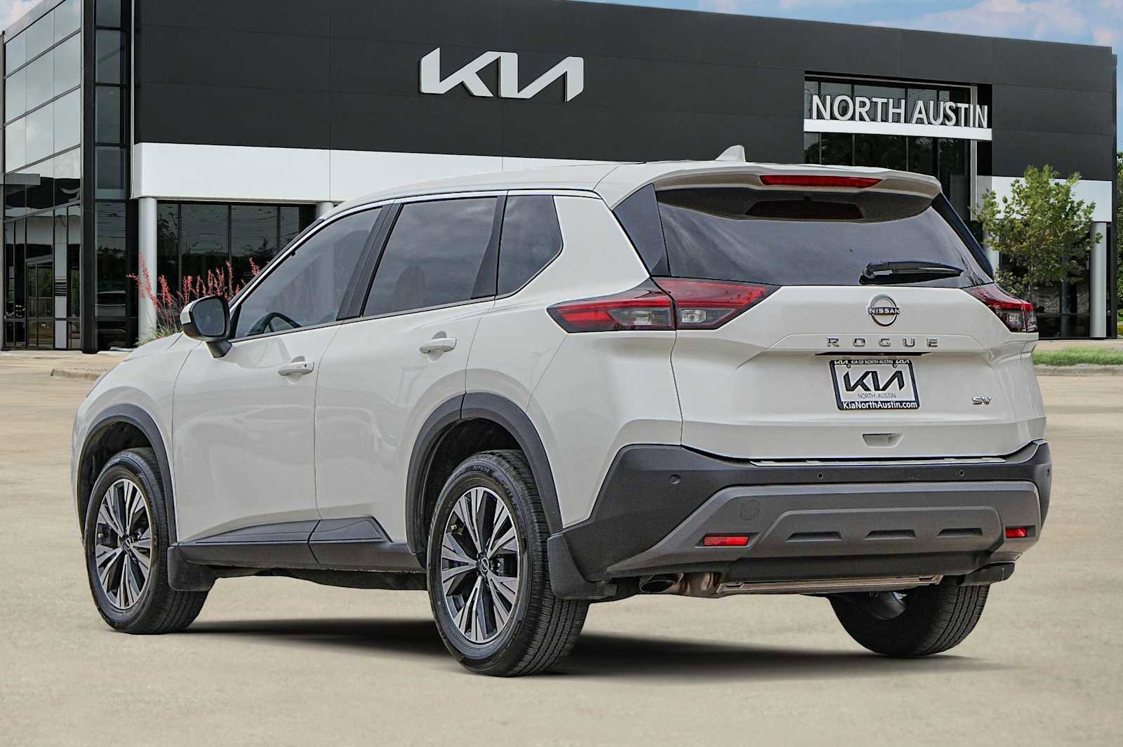 Used 2023 Nissan Rogue SV image 5
