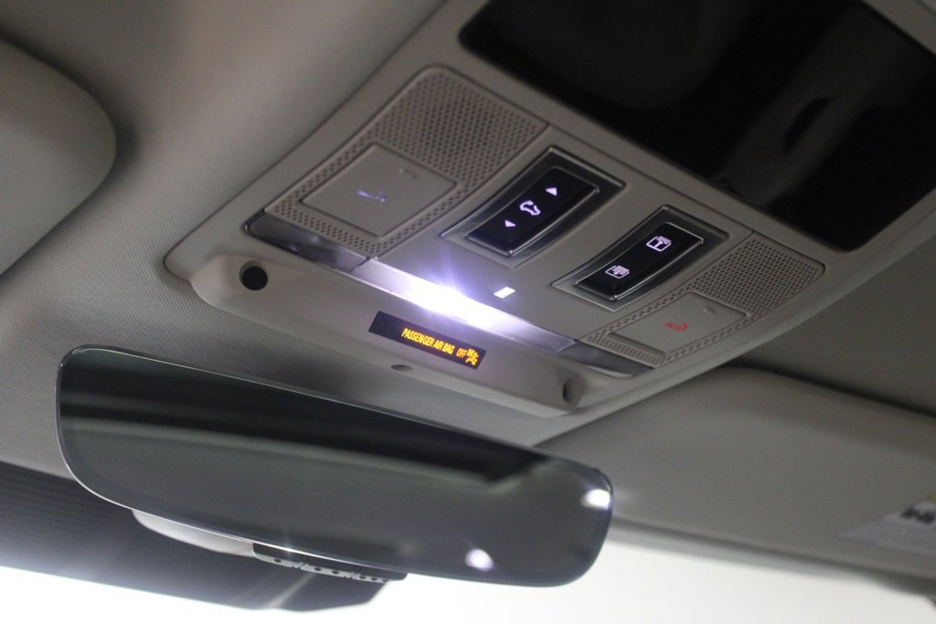 Used 2023 Land Rover Defender 130 SE image 32