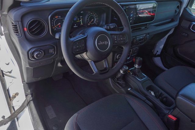 Used 2025 Jeep Wrangler Unlimited Rubicon AWD/4WD image 9