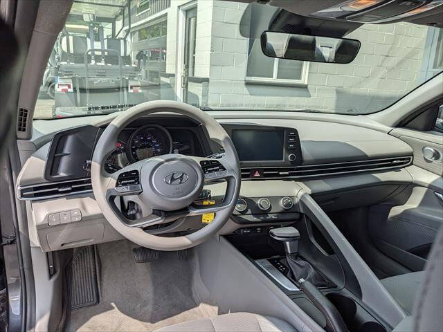 Used 2021 Hyundai Elantra SE FWD image 14