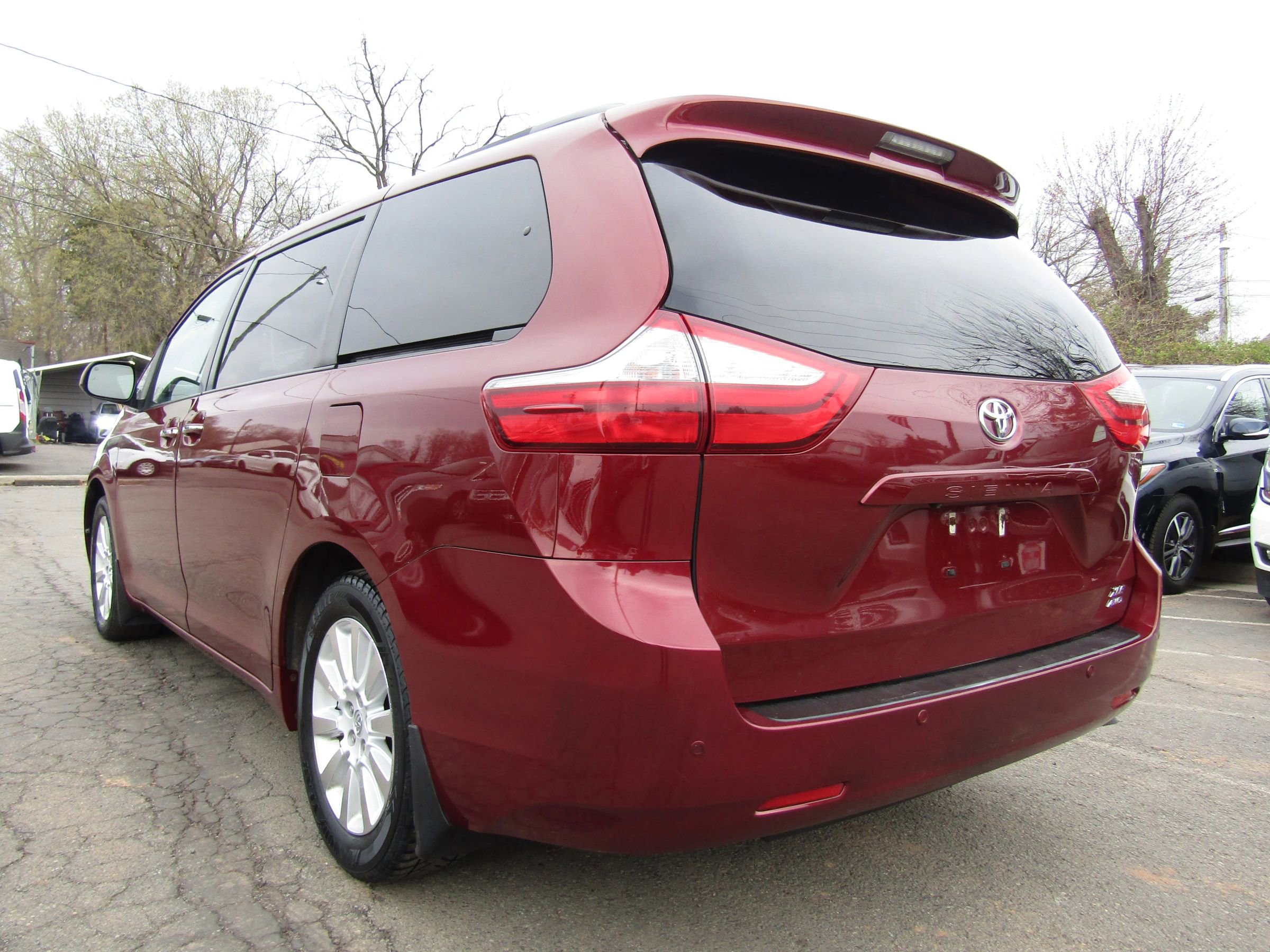 Used 2015 Toyota Sienna XLE w/ XLE Navigation Package image 5