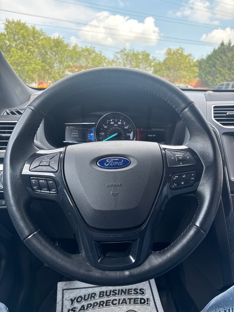 Used 2017 Ford Explorer XLT w/ Equipment Group 201A AWD/4WD image 18