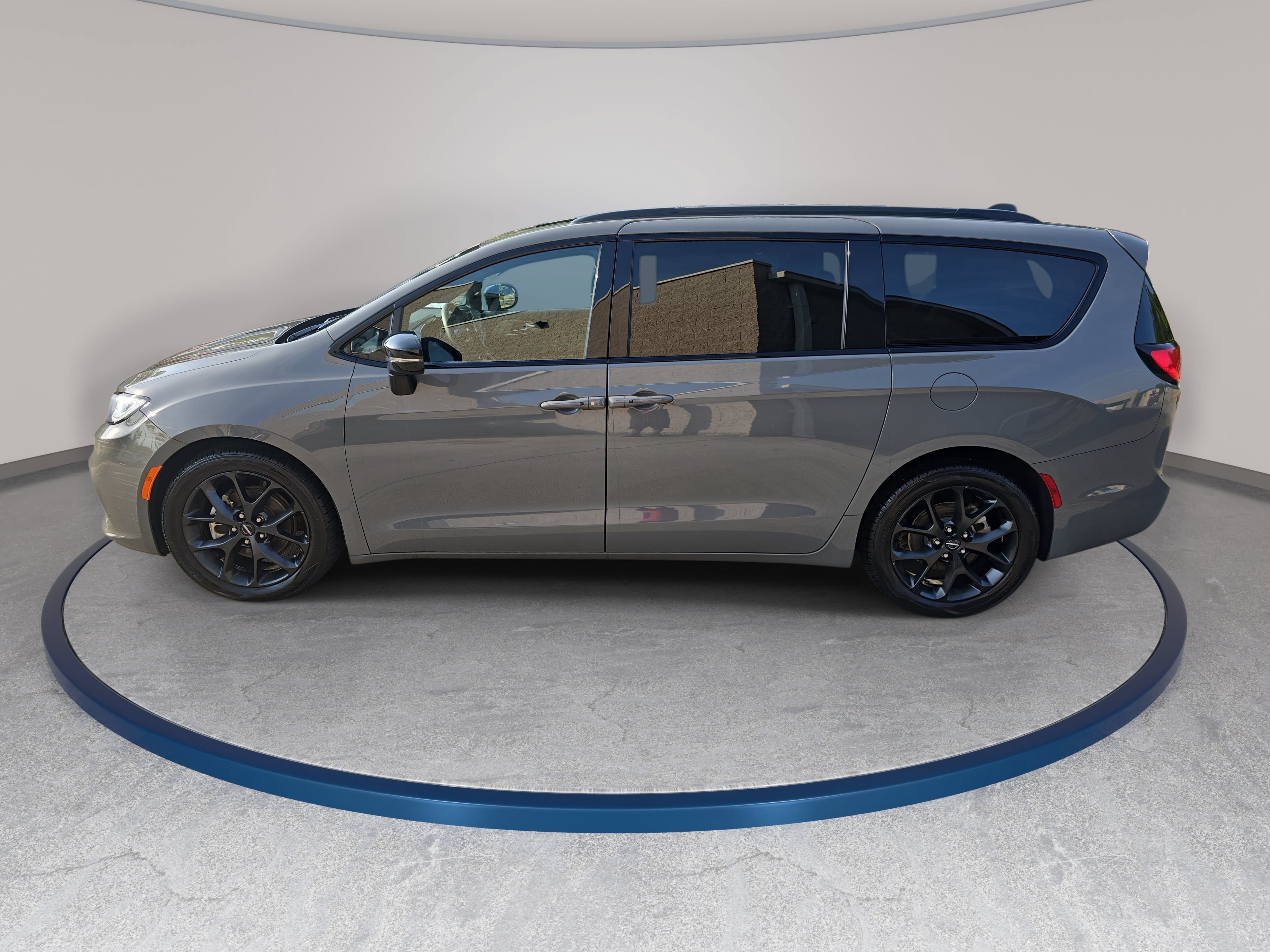 Used 2025 Chrysler Pacifica Limited FWD image 8