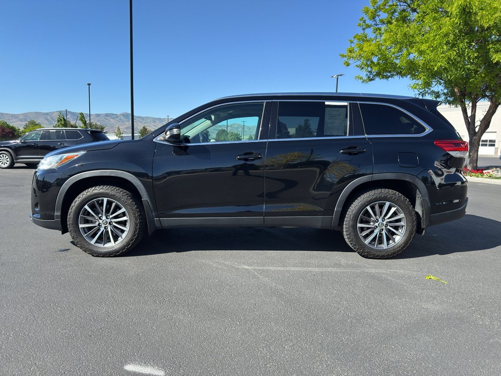 Used 2019 Toyota Highlander XLE AWD/4WD image 4