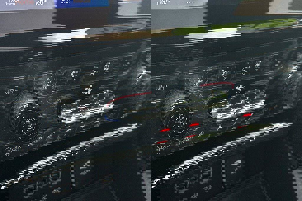 New 2025 Jeep Grand Cherokee L Limited w/ Luxury Tech Group II image 17