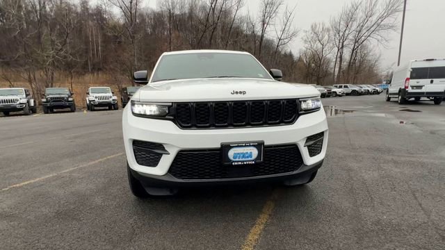 Used 2023 Jeep Grand Cherokee Altitude AWD/4WD image 3