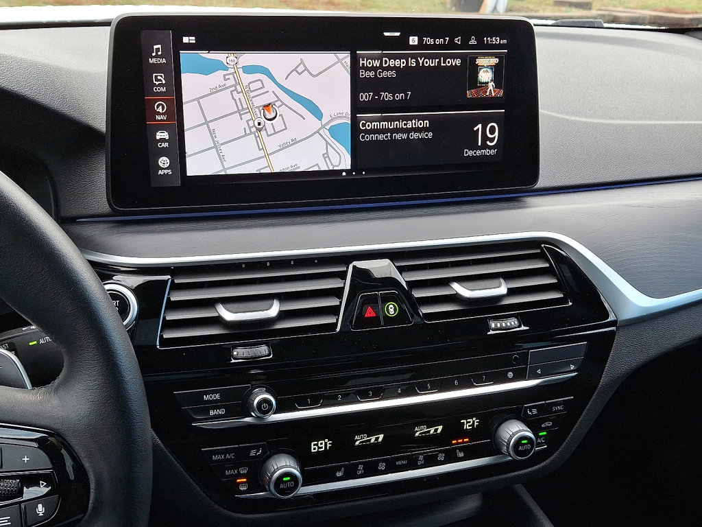 Used 2023 BMW 540i xDrive w/ Premium Package image 28