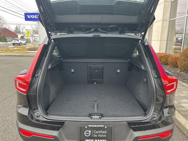 Used 2025 Volvo XC40 B5 Plus image 11