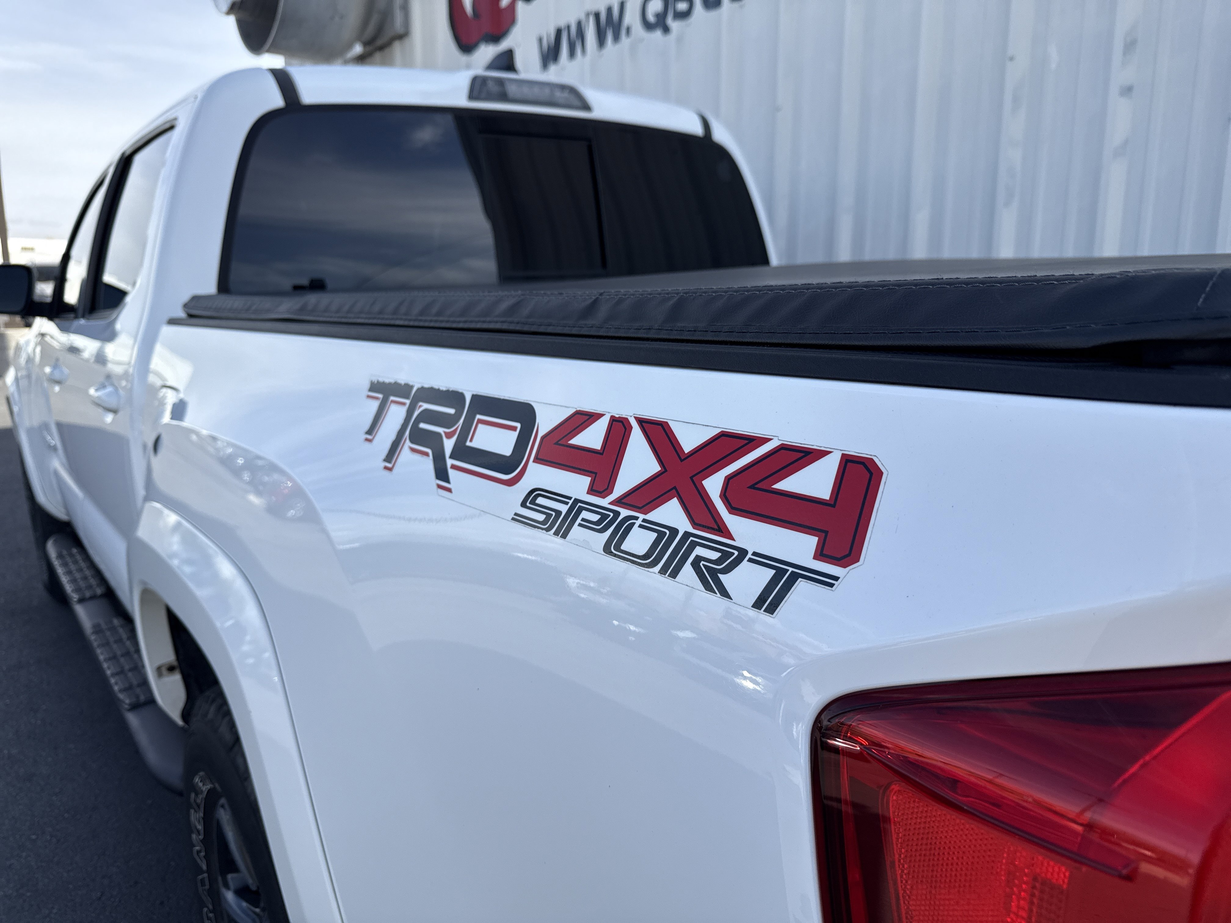 Used 2017 Toyota Tacoma TRD Sport w/ Premium & Technology Package image 4