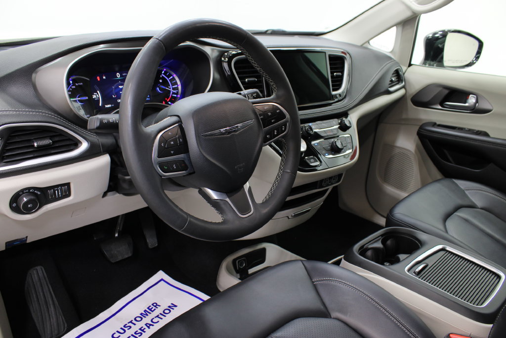 Used 2024 Chrysler Pacifica Limited FWD image 16