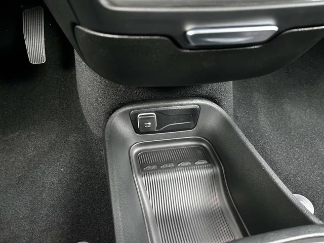 Used 2026 Chrysler Pacifica Select image 32