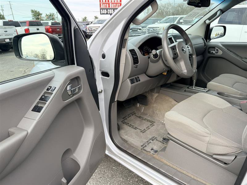 Used 2012 Nissan Frontier SV w/ SV Premium Utility Pkg AWD/4WD image 22