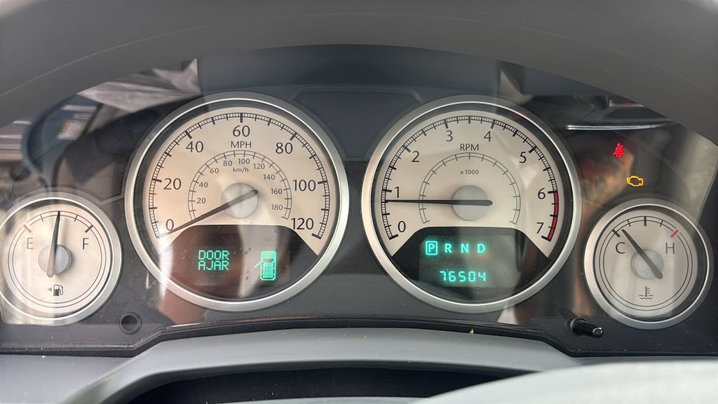 Used 2009 Chrysler Town & Country Touring FWD image 18