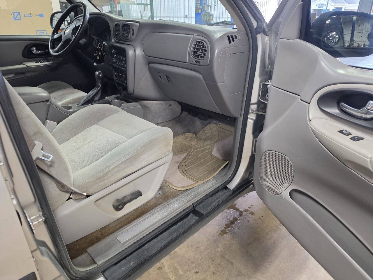 Used 2005 Chevrolet TrailBlazer EXT 4WD w/ LS Preferred Equipment Group image 16