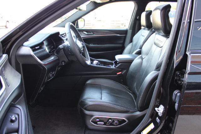 Used 2025 Jeep Grand Cherokee L Overland w/ Luxury Tech Group IV AWD/4WD image 12