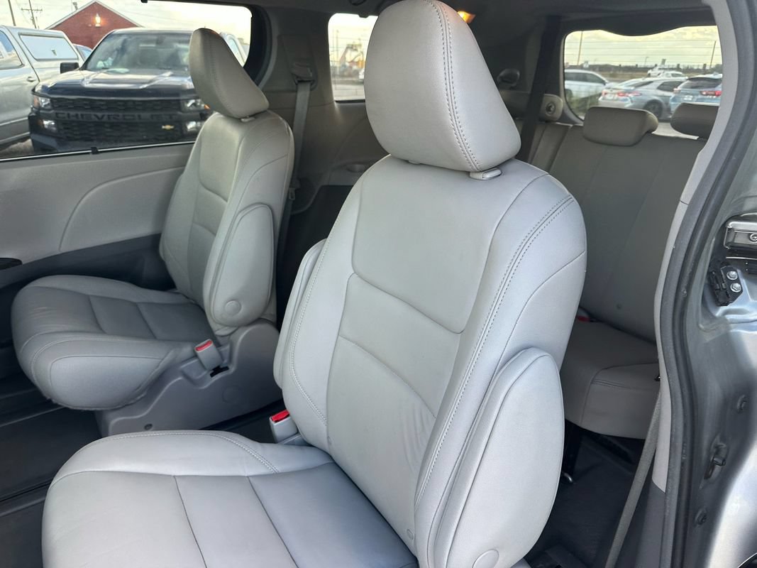 Used 2018 Toyota Sienna XLE w/ XLE Navigation Package AWD/4WD image 31