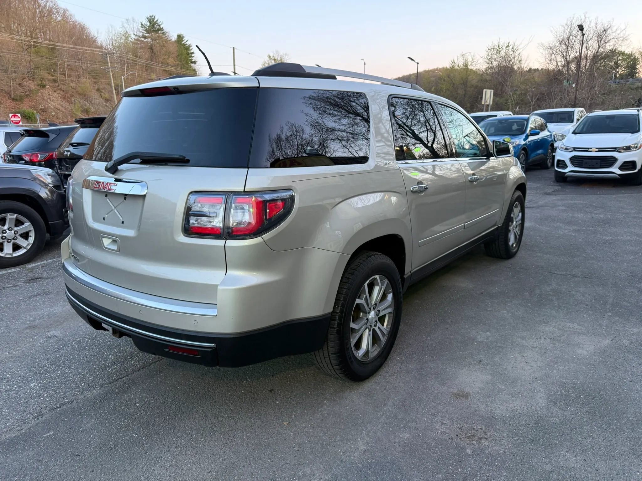 Used 2016 GMC Acadia SLT w/ Open Road Package FWD image 3
