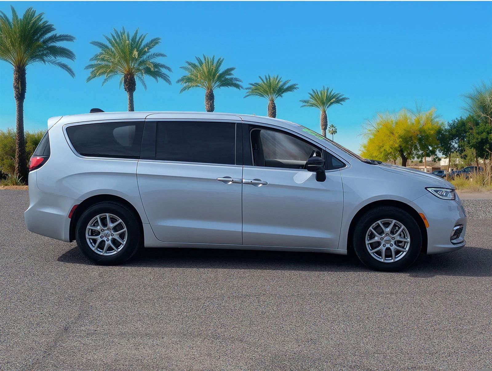 Used 2024 Chrysler Pacifica Touring-L image 6