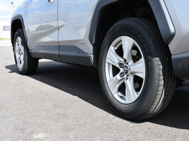 Used 2019 Toyota RAV4 LE w/ Carpet Mat Package image 9