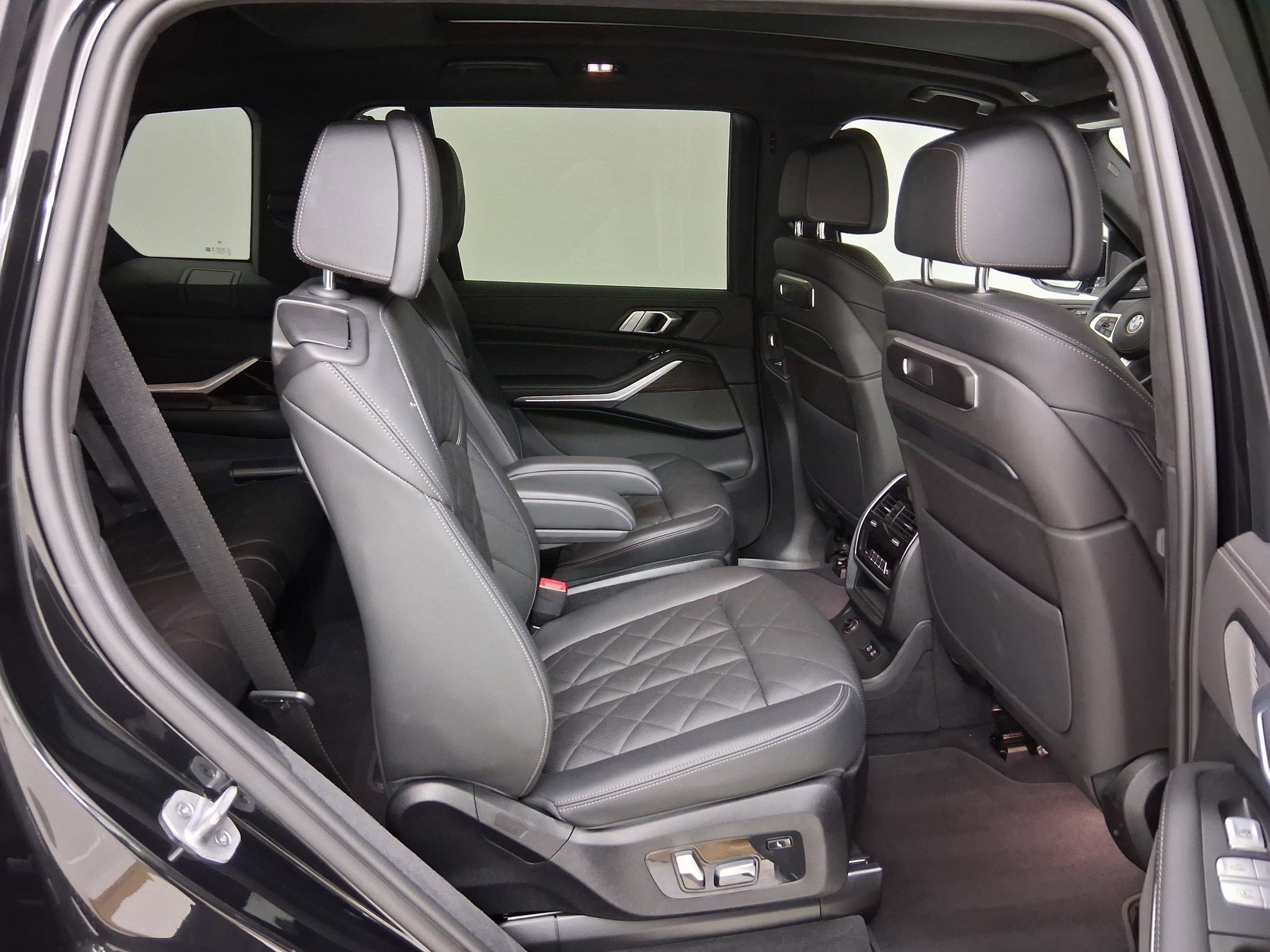 Used 2023 BMW X7 xDrive40i w/ M Sport Package image 31