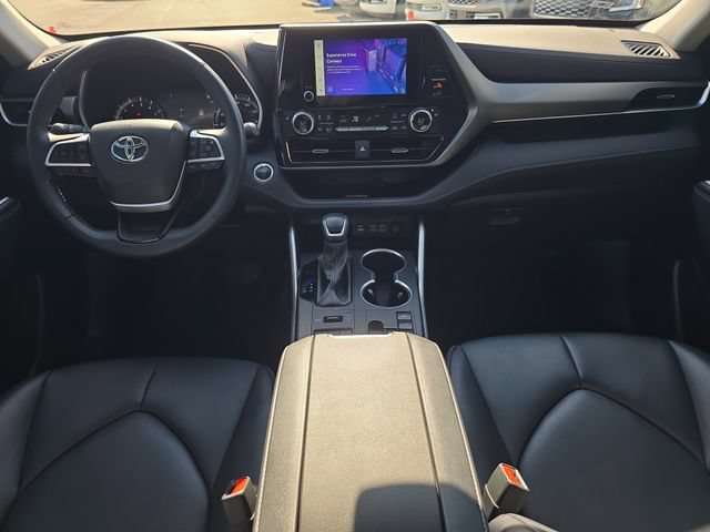 Used 2024 Toyota Highlander XLE AWD/4WD image 12