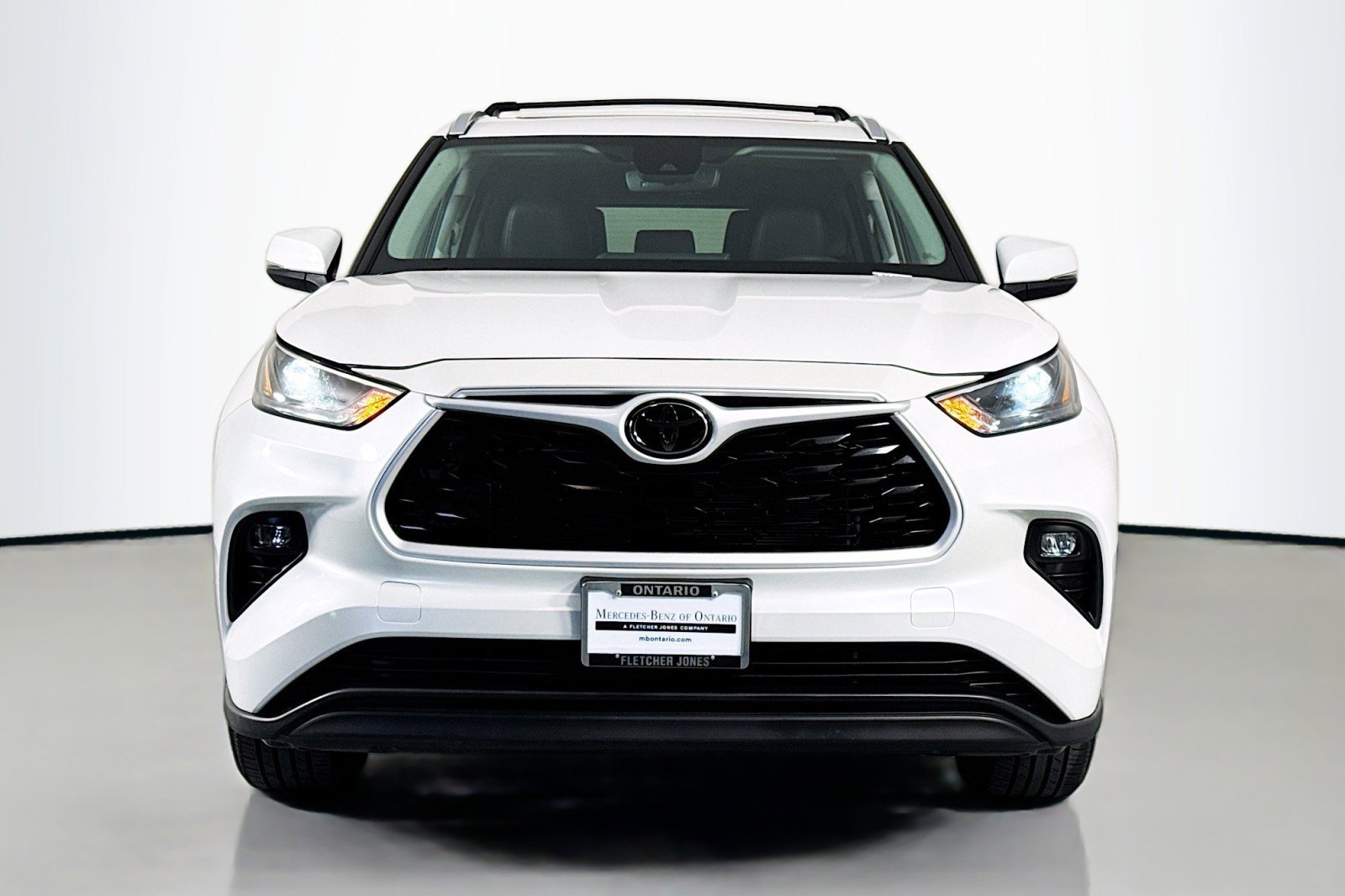 Used 2024 Toyota Highlander XLE image 2