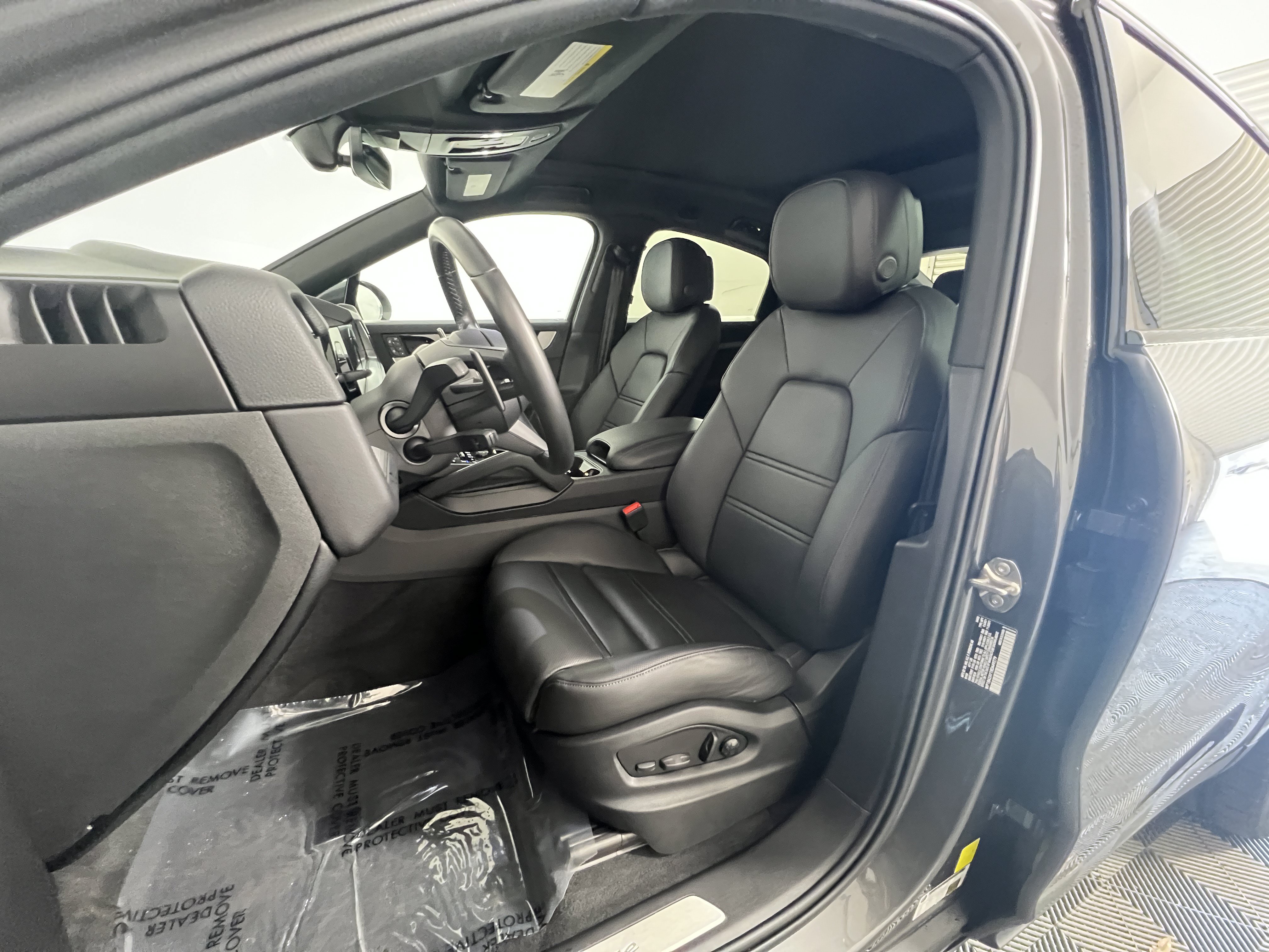 Certified 2024 Porsche Cayenne Coupe AWD/4WD image 5