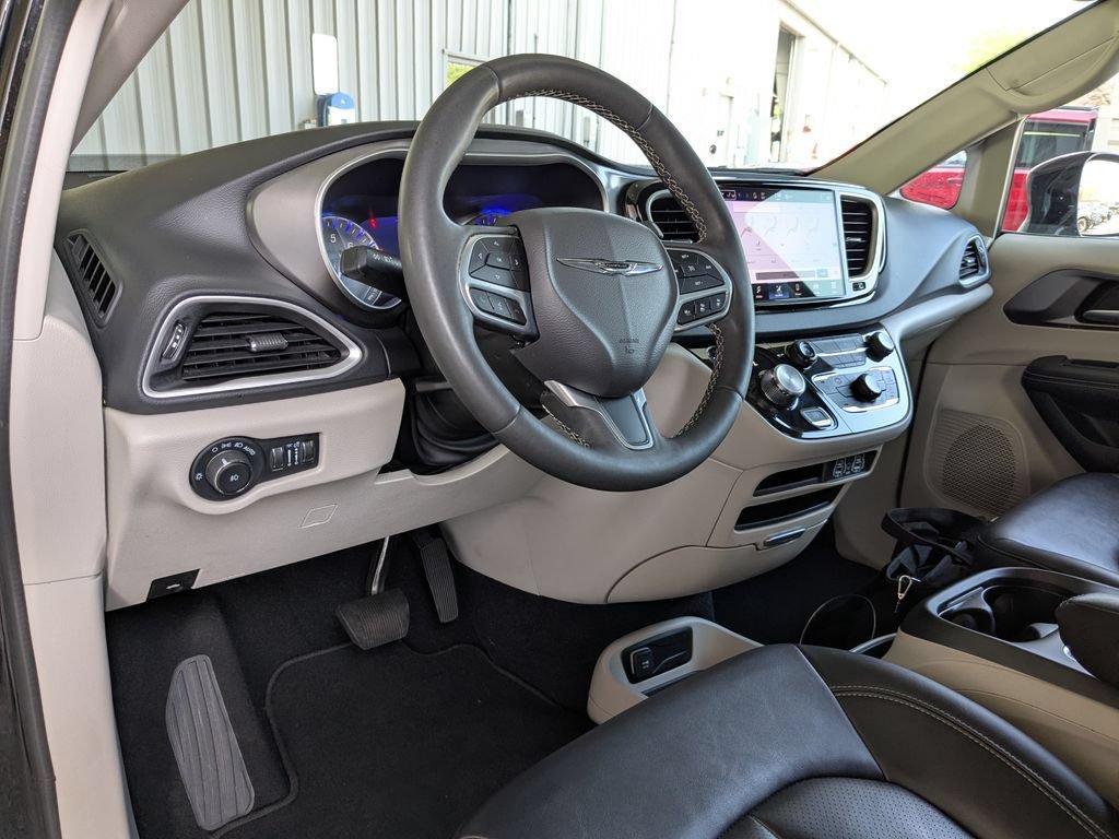 Used 2024 Chrysler Pacifica Touring-L FWD image 10