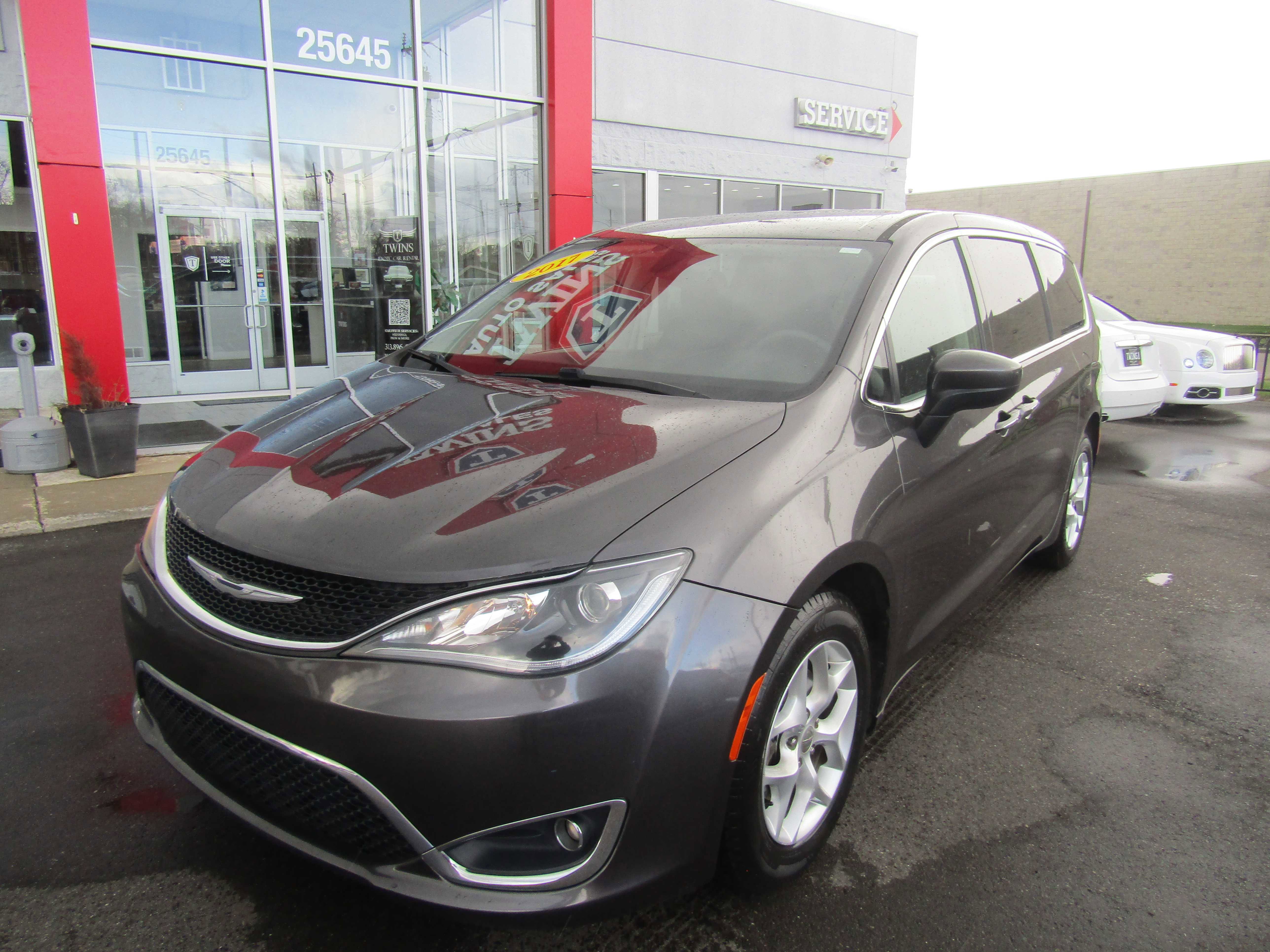 Used 2017 Chrysler Pacifica Touring Plus w/ Tire & Wheel Group FWD image 3