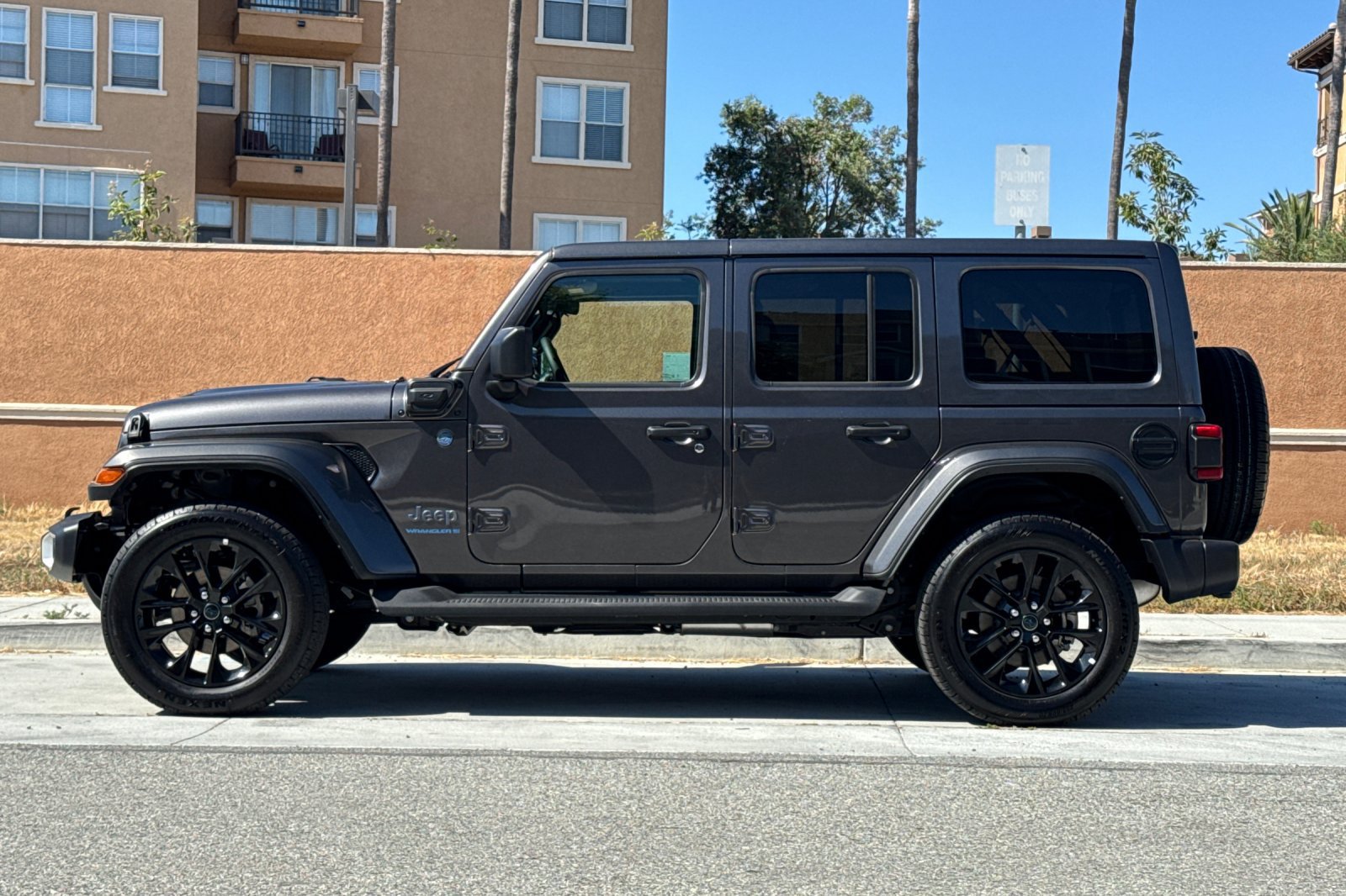 Used 2025 Jeep Wrangler Unlimited Sahara AWD/4WD image 7