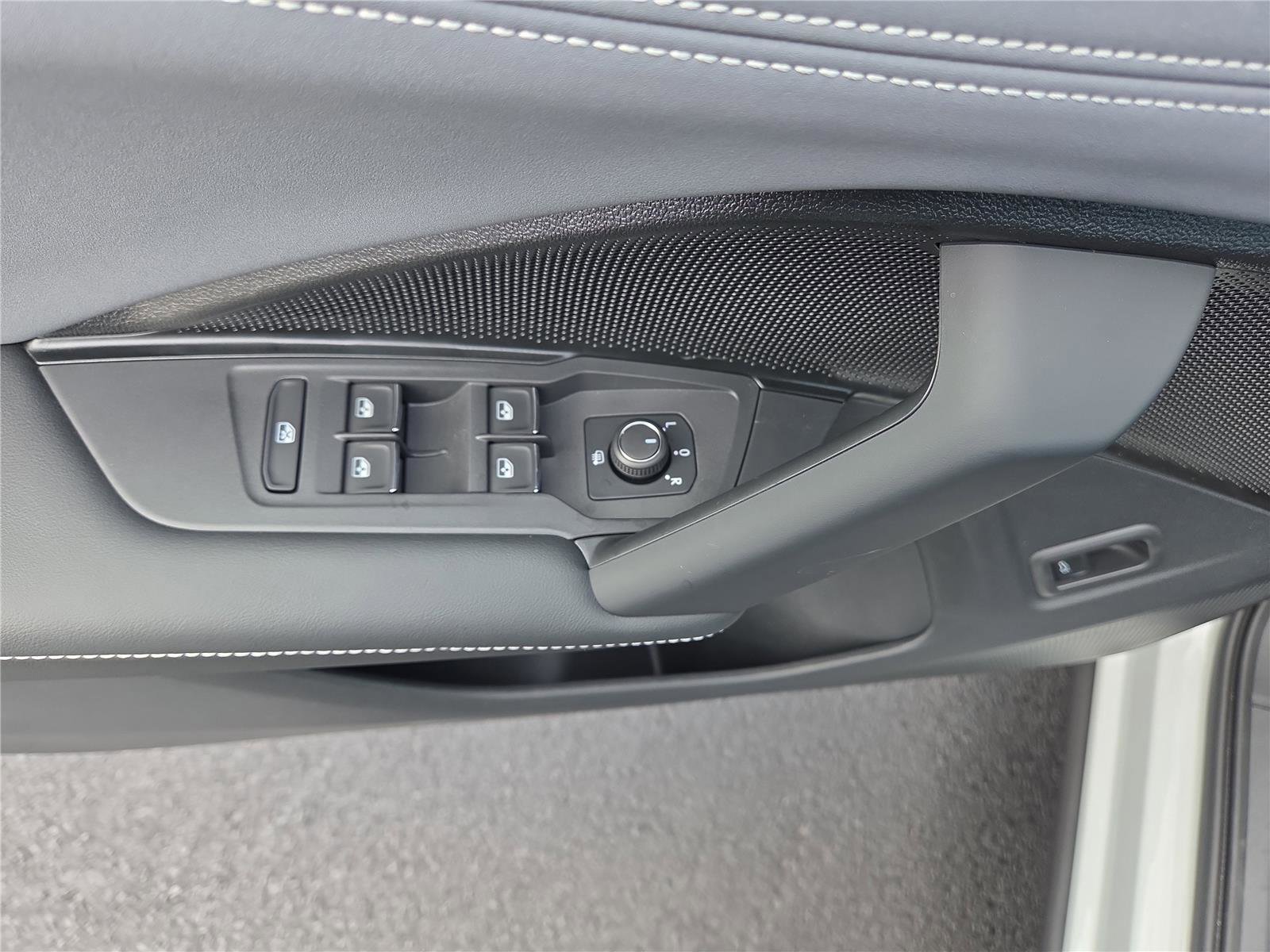 New 2025 Volkswagen Tiguan SE R-Line image 12