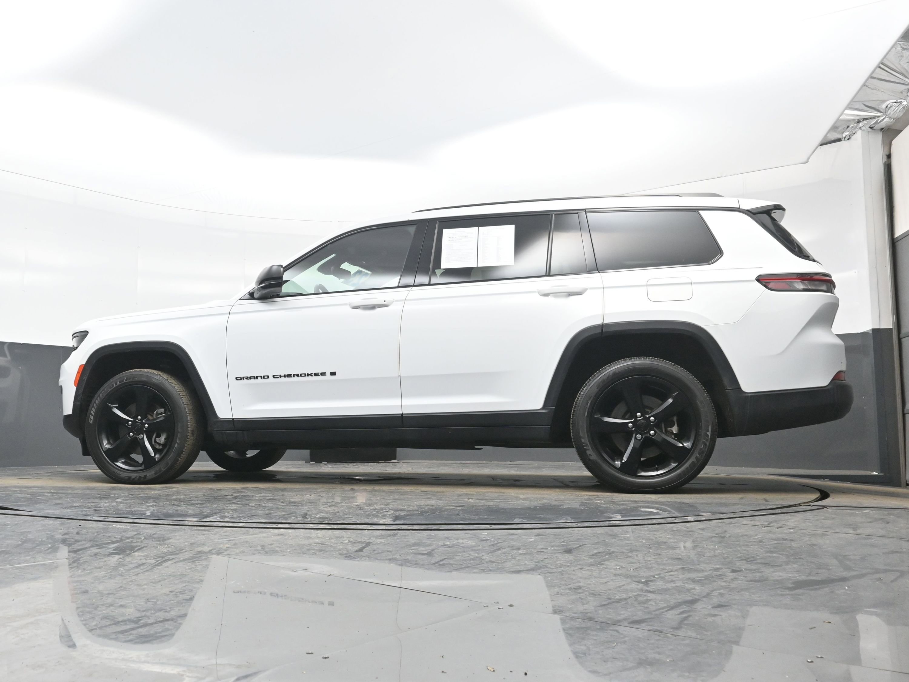 Used 2023 Jeep Grand Cherokee L Laredo image 27