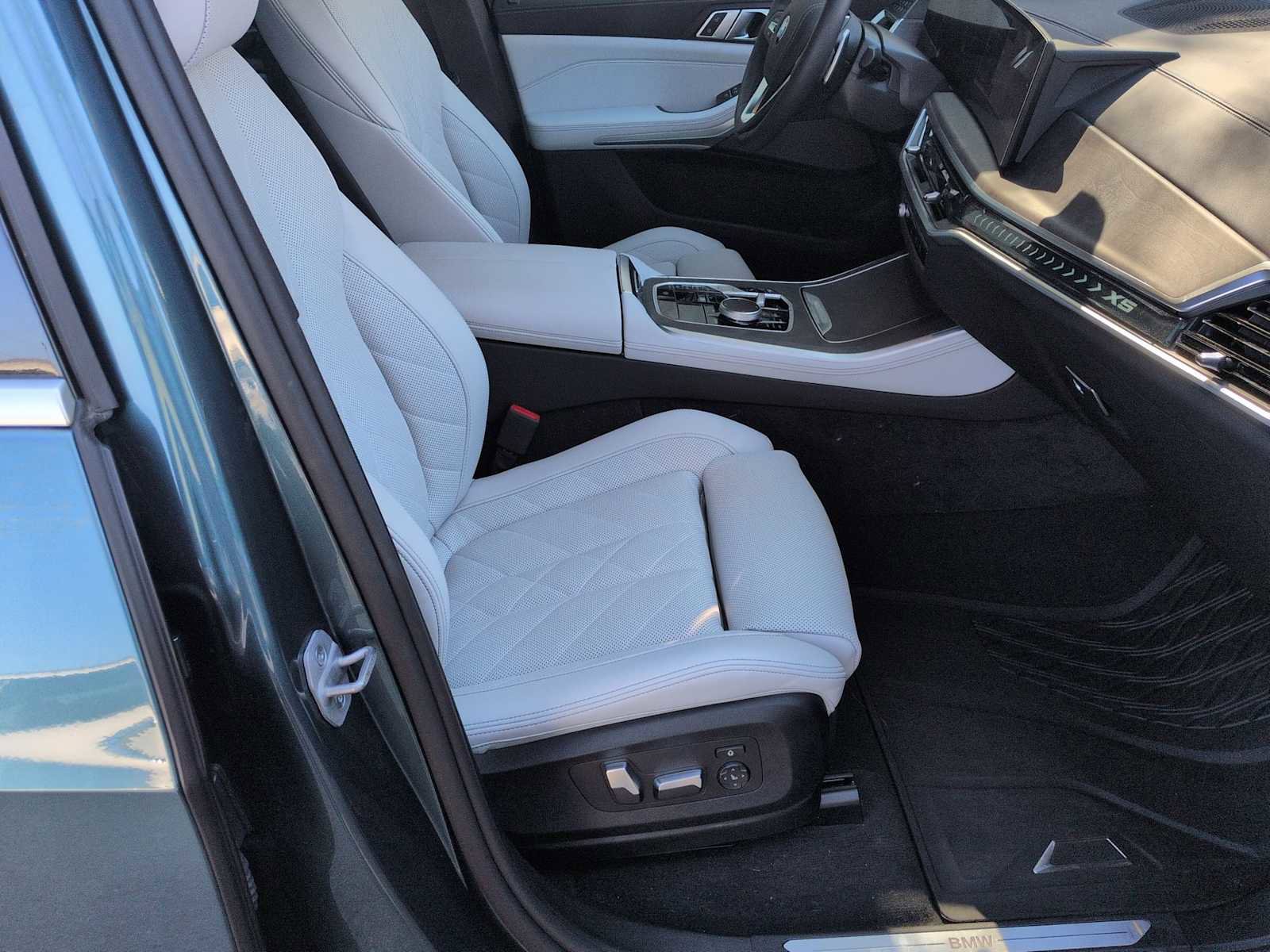 Used 2025 BMW X5 xDrive40i w/ Premium Package image 24