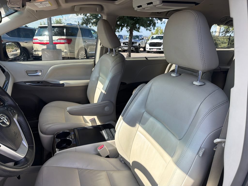 Used 2017 Toyota Sienna XLE w/ XLE Navigation Package FWD image 16