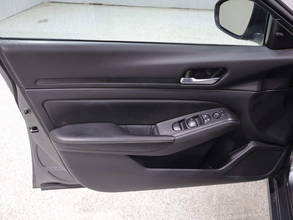 Used 2025 Nissan Altima 2.5 SV FWD image 13
