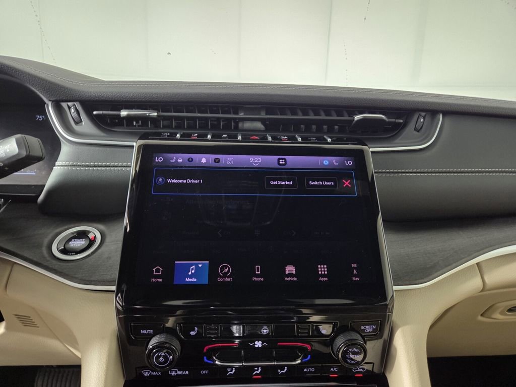 Certified 2025 Jeep Grand Cherokee Limited w/ Black Appearance Package image 18