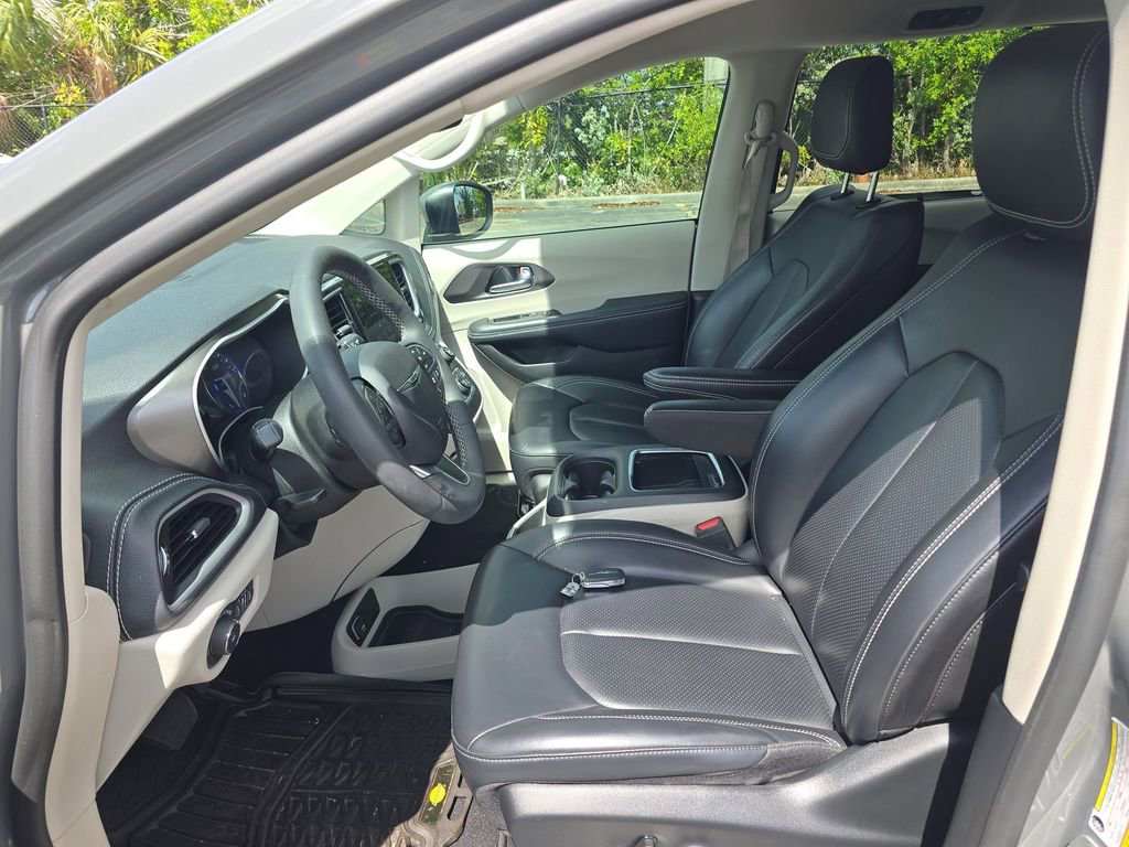 Used 2023 Chrysler Pacifica Touring-L FWD image 7