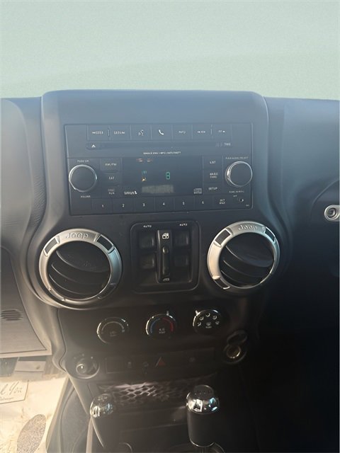 Used 2016 Jeep Wrangler Unlimited Sahara w/ Connectivity Group image 15