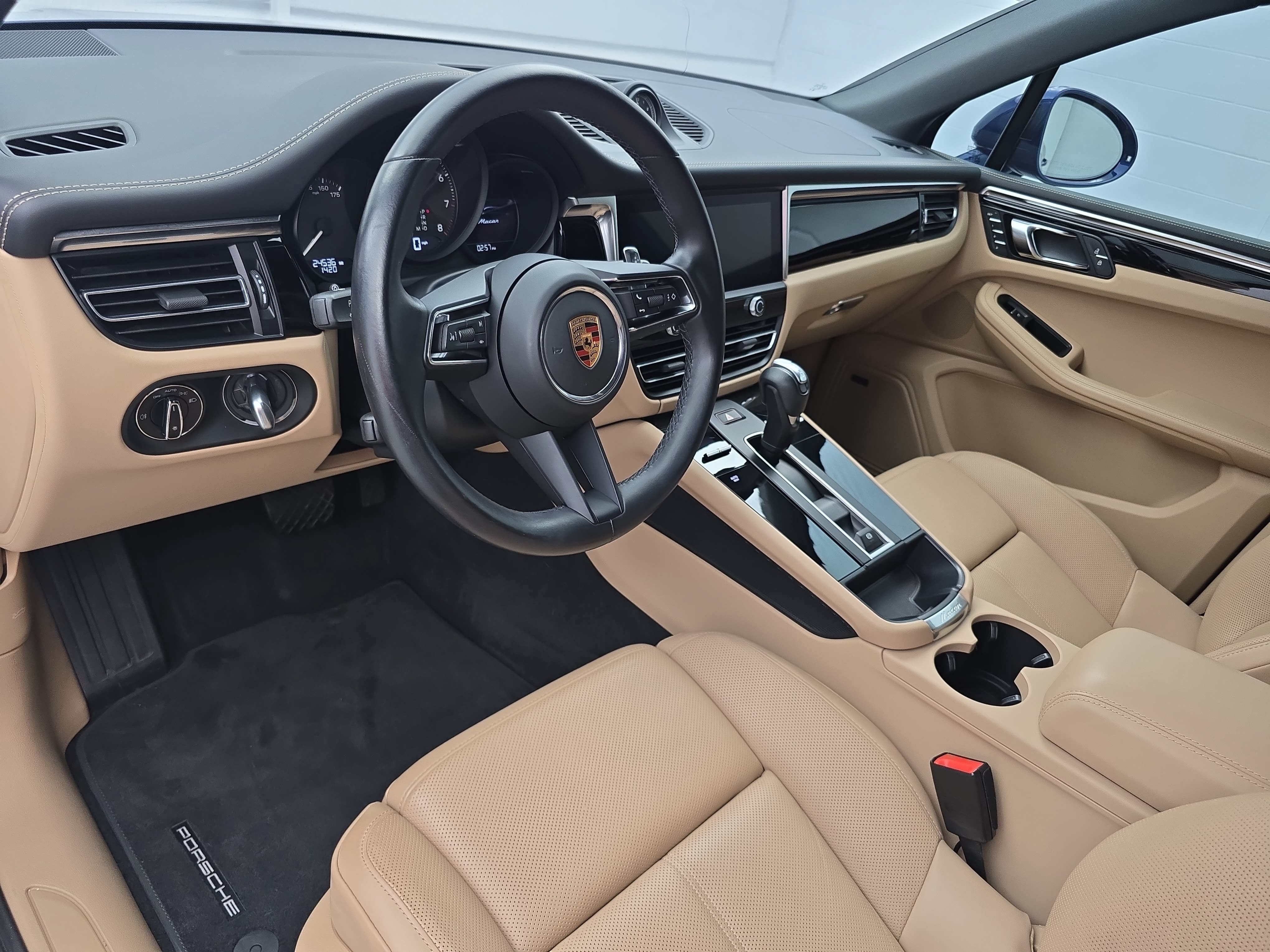Certified 2024 Porsche Macan AWD/4WD image 18